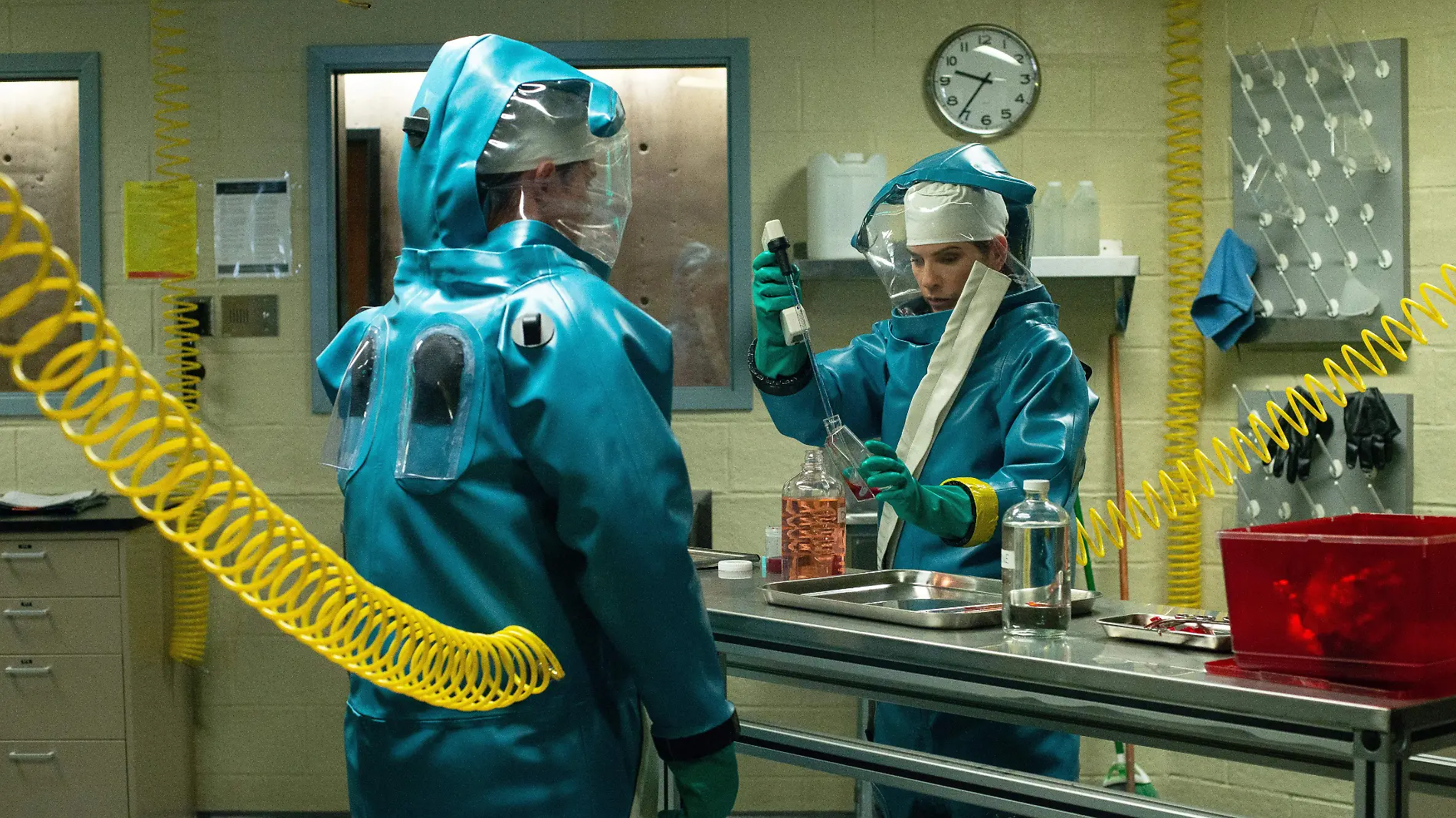 El Dr. Peter Jahrling (Topher Grace) y la Dra. Nancy Jaax (Julianna Margulies) examinan muestras en el laboratorio. (National Geographic- Amanda Matlovich)